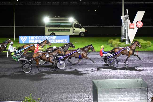 Photo d'arrivée de la course pmu PRIX D'AZAY-LE-RIDEAU à PARIS-VINCENNES le Jeudi 16 novembre 2023