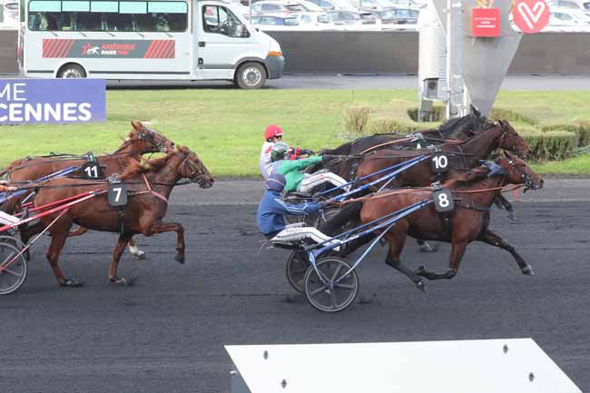 Photo d'arrivée de la course pmu PRIX JEAN MAURICE BETEAU à PARIS-VINCENNES le Dimanche 19 novembre 2023