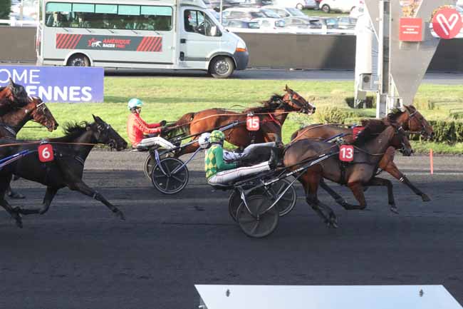 Photo d'arrivée de la course pmu SWC 4 ANS Q1 - PRIX GUY DELOISON à PARIS-VINCENNES le Dimanche 19 novembre 2023