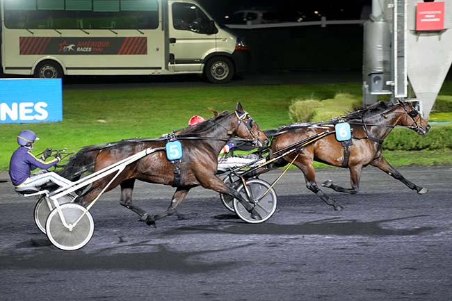 Photo d'arrivée de la course pmu PRIX DE COSSE LE VIVIEN à PARIS-VINCENNES le Dimanche 19 novembre 2023