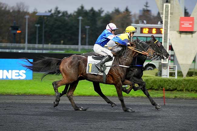 Photo d'arrivée de la course pmu PRIX HYPERION à PARIS-VINCENNES le Mardi 21 novembre 2023