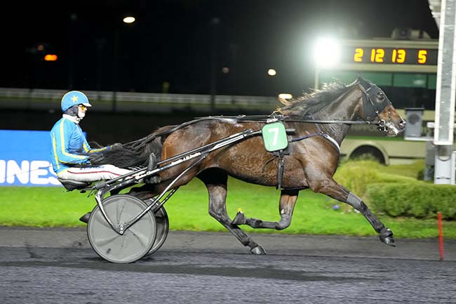Photo d'arrivée de la course pmu PRIX DE CARENTAN à PARIS-VINCENNES le Mardi 21 novembre 2023