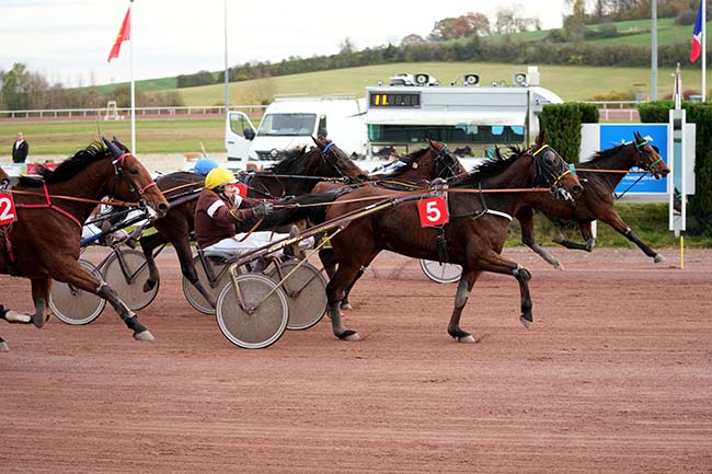 Photo d'arrivée de la course pmu GRAND PRIX DES AMATEURS - V AND B à MAUQUENCHY le Mercredi 22 novembre 2023