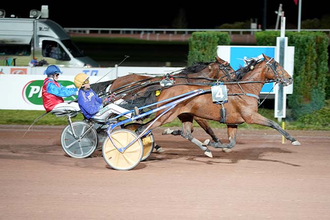 Photo d'arrivée de la course pmu PRIX JAGUAR à MAUQUENCHY le Mercredi 22 novembre 2023