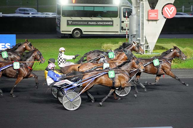 Photo d'arrivée de la course pmu PRIX DE PICARDIE à PARIS-VINCENNES le Jeudi 23 novembre 2023
