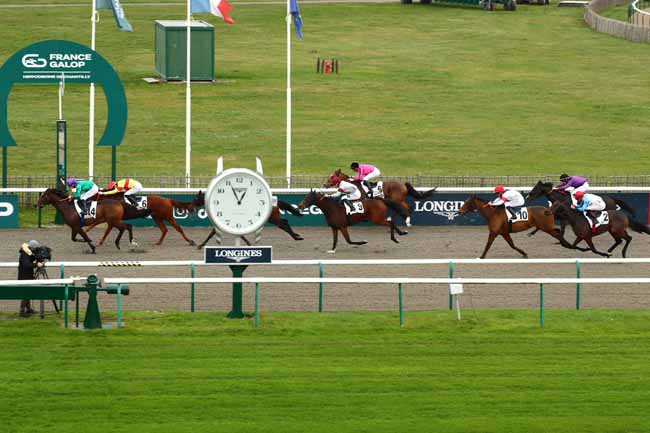 Photo d'arrivée de la course pmu PRIX DU CABINET DES ANTIQUES à CHANTILLY le Jeudi 23 novembre 2023