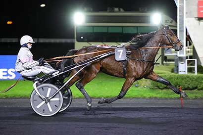 Photo d'arrivée de la course pmu PRIX HERMANTARIA à PARIS-VINCENNES le Vendredi 24 novembre 2023