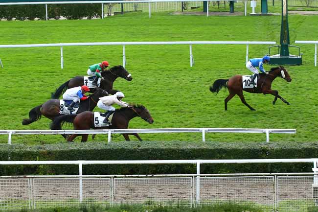Photo d'arrivée de la course pmu PRIX DU PLATEAU DE SACLAY à SAINT CLOUD le Vendredi 24 novembre 2023