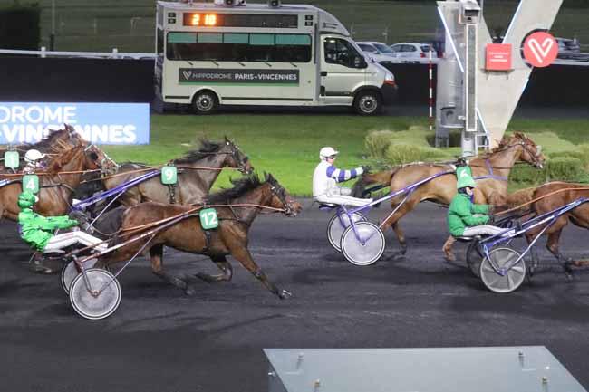 Photo d'arrivée de la course pmu PRIX DE BETHUNE à PARIS-VINCENNES le Samedi 25 novembre 2023