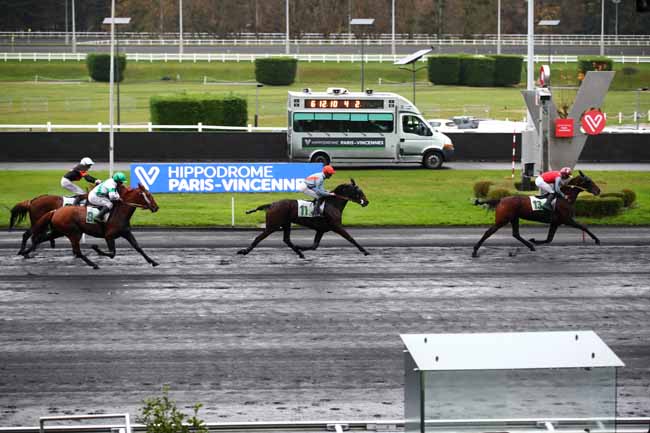 Photo d'arrivée de la course pmu PRIX DE LANDIVISIAU à PARIS-VINCENNES le Lundi 27 novembre 2023