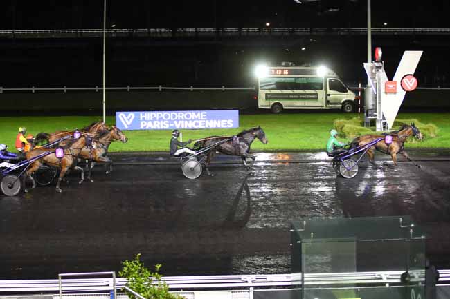 Photo d'arrivée de la course pmu PRIX DE CHAROLLES à PARIS-VINCENNES le Lundi 27 novembre 2023