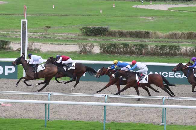 Photo d'arrivée de la course pmu PRIX DU CHATEAU DES AYGUES à DEAUVILLE le Mercredi 29 novembre 2023