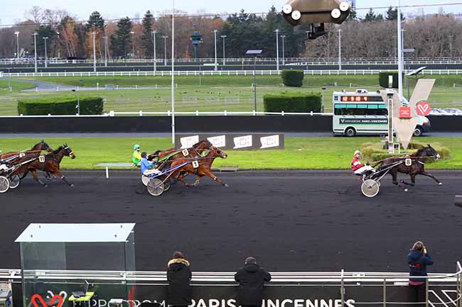 Photo d'arrivée de la course pmu PRIX DES CAMPANULES à PARIS-VINCENNES le Mercredi 29 novembre 2023