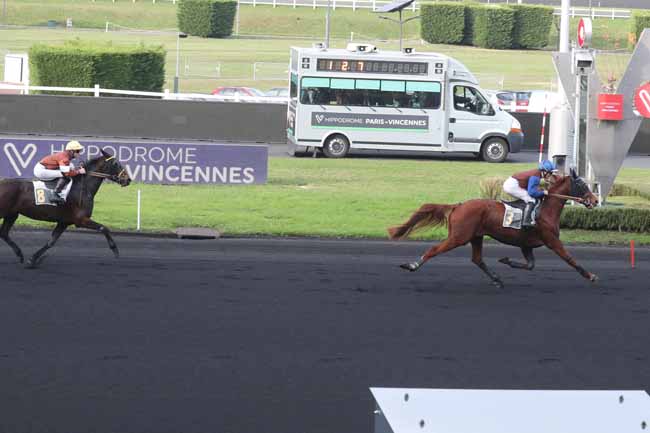 Photo d'arrivée de la course pmu PRIX DE VILLEFRANCHE à PARIS-VINCENNES le Jeudi 30 novembre 2023