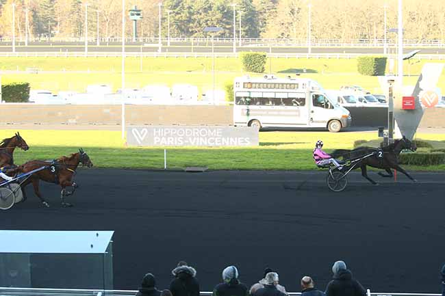 Photo d'arrivée de la course pmu PRIX DES DHALIAS à PARIS-VINCENNES le Samedi 2 décembre 2023