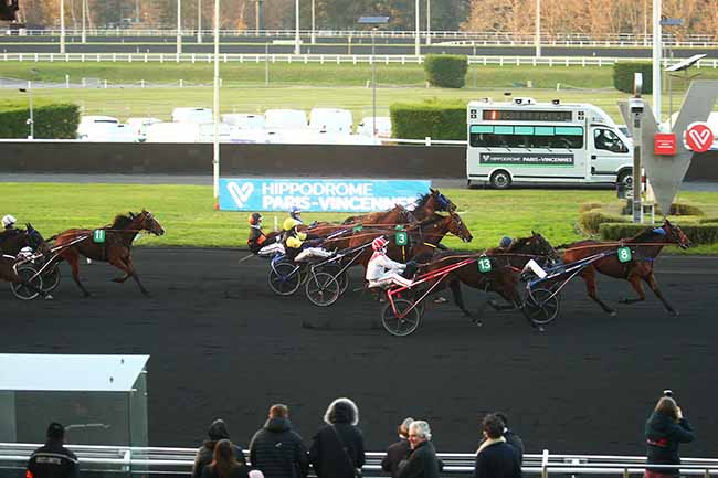 Photo d'arrivée de la course pmu PRIX DE MIRAMBEAU à PARIS-VINCENNES le Samedi 2 décembre 2023