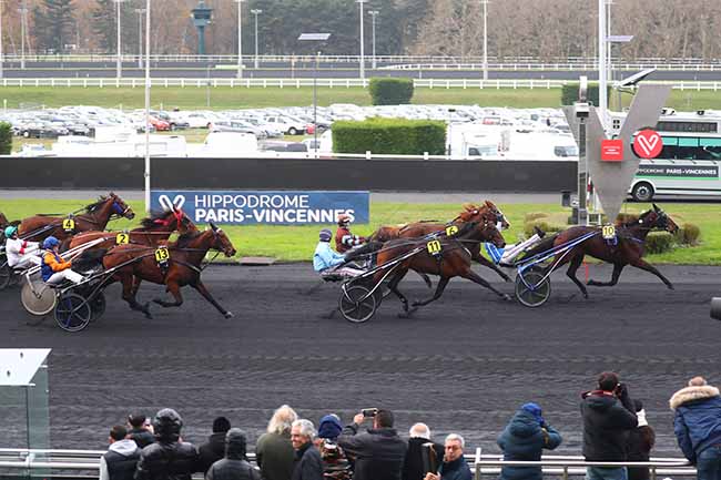 Photo d'arrivée de la course pmu FINALE DU GRAND NATIONAL DU TROT à PARIS-VINCENNES le Dimanche 3 décembre 2023