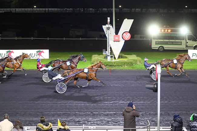 Photo d'arrivée de la course pmu PRIX DES PMU D'ILE-DE-FRANCE (PRIX DE L'EURE) à PARIS-VINCENNES le Dimanche 3 décembre 2023