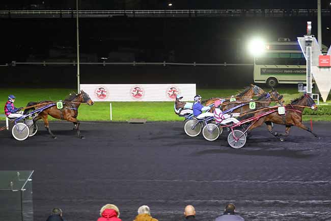 Photo d'arrivée de la course pmu PRIX SO'6 - LA SAUCISSE à PARIS-VINCENNES le Dimanche 3 décembre 2023