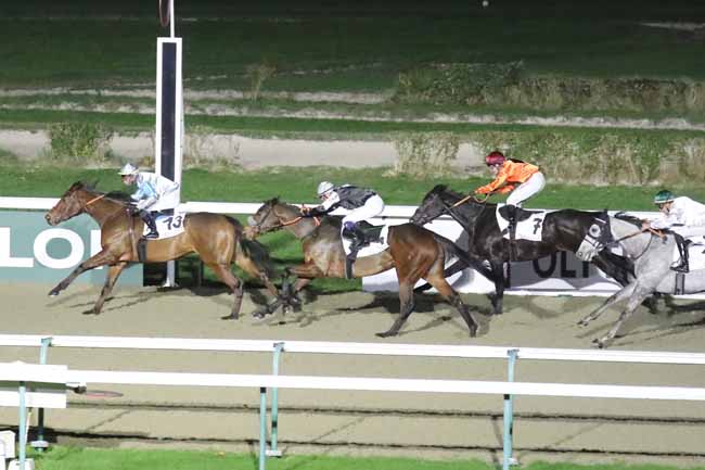 Photo d'arrivée de la course pmu PRIX DU HOGUENET à DEAUVILLE le Dimanche 3 décembre 2023