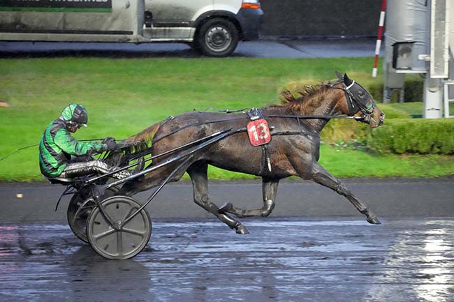 Photo d'arrivée de la course pmu PRIX DE CABRIERES à PARIS-VINCENNES le Lundi 4 décembre 2023