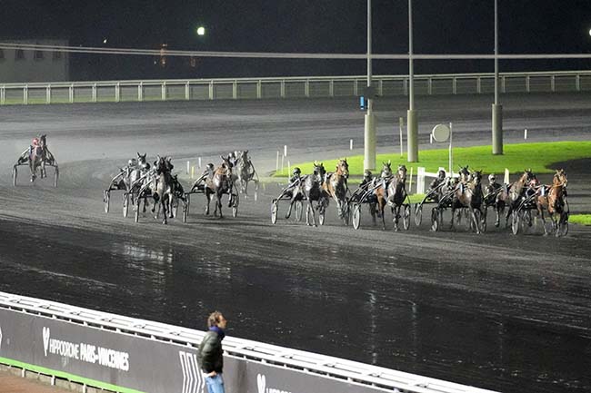 Photo d'arrivée de la course pmu PRIX DE PORTBAIL à PARIS-VINCENNES le Lundi 4 décembre 2023