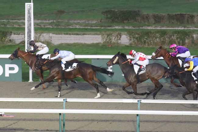 Photo d'arrivée de la course pmu PRIX DE L'ENCEINTE DES FUSILS à DEAUVILLE le Mardi 5 décembre 2023