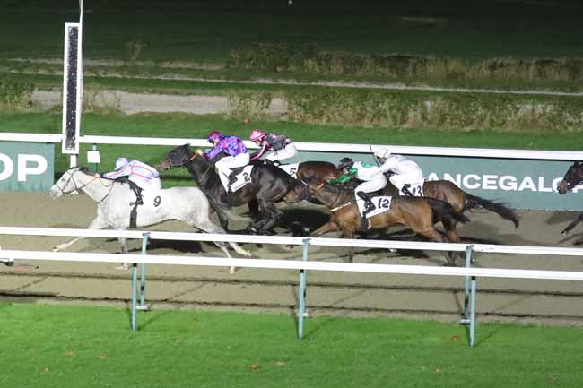 Photo d'arrivée de la course pmu PRIX DU BUSTE DE DESIRE LE HOC à DEAUVILLE le Mardi 5 décembre 2023