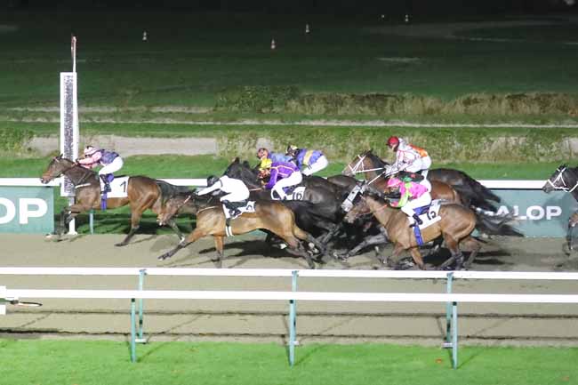 Photo d'arrivée de la course pmu PRIX DE LA STATUE DE L'ARCHANGE à DEAUVILLE le Mardi 5 décembre 2023