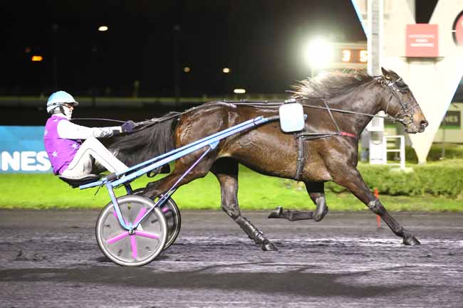 Photo d'arrivée de la course pmu PRIX FERONIA à PARIS-VINCENNES le Mardi 5 décembre 2023