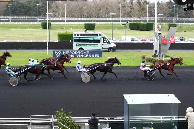 Photo d'arrivée de la course pmu PRIX DE BLANGY à PARIS-VINCENNES le Jeudi 7 décembre 2023
