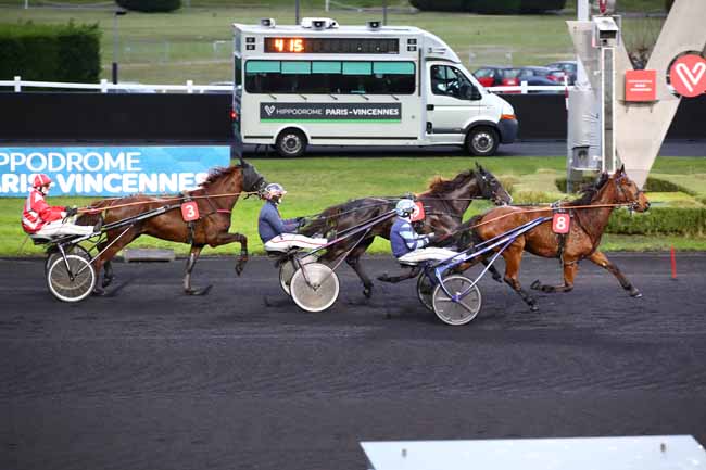Photo d'arrivée de la course pmu PRIX DE QUINCY-SOUS-SENART à PARIS-VINCENNES le Jeudi 7 décembre 2023