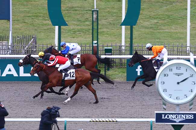 Photo d'arrivée de la course pmu PRIX DE L'ALLEE SANS SOUCI à CHANTILLY le Jeudi 7 décembre 2023