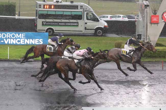 Photo d'arrivée de la course pmu PRIX DE CASTILLONNES à PARIS-VINCENNES le Samedi 9 décembre 2023