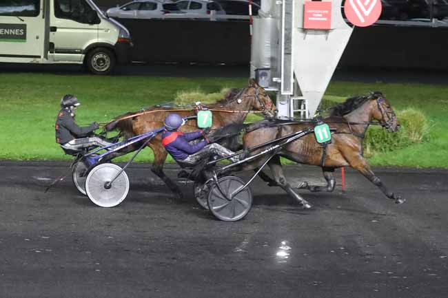 Photo d'arrivée de la course pmu PRIX D'HAUTEFORT à PARIS-VINCENNES le Samedi 9 décembre 2023