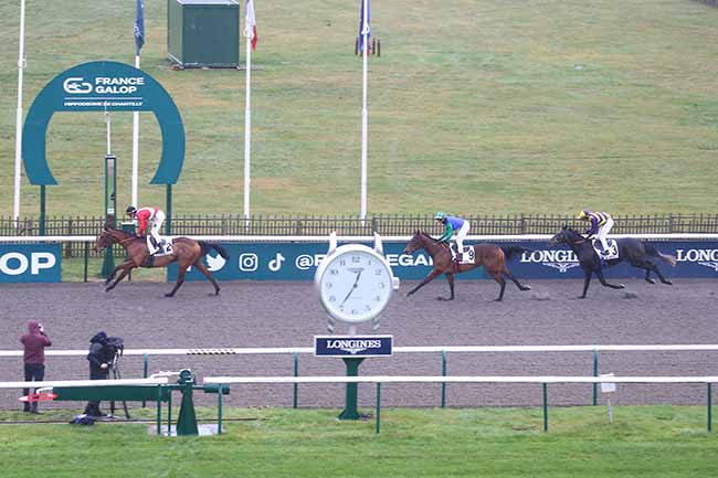 Photo d'arrivée de la course pmu PRIX DU POTEAU DES BRULIS à CHANTILLY le Samedi 9 décembre 2023