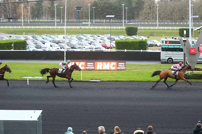 Photo d'arrivée de la course pmu PRIX RMC (PRIX DE GRENOBLE) à PARIS-VINCENNES le Dimanche 10 décembre 2023