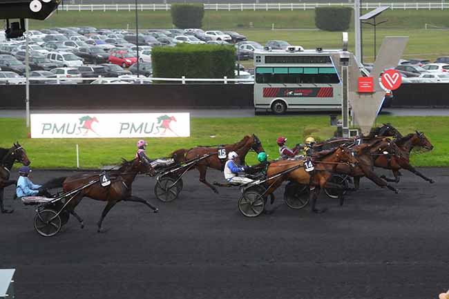 Photo d'arrivée de la course pmu PRIX BOURBONNAIS - AMERIQUE RACES PMU Q2 à PARIS-VINCENNES le Dimanche 10 décembre 2023