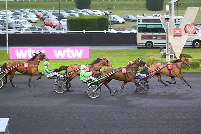 Photo d'arrivée de la course pmu PRIX WTW HIPCOVER ASSURANCES HIPPIQUES (PRIX DE LUXE) à PARIS-VINCENNES le Dimanche 10 décembre 2023