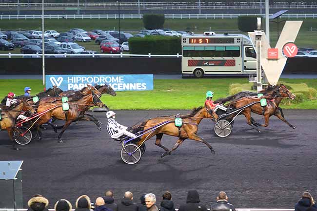 Photo d'arrivée de la course pmu PRIX READY CASH - SWC 4 ANS Q3 à PARIS-VINCENNES le Dimanche 10 décembre 2023