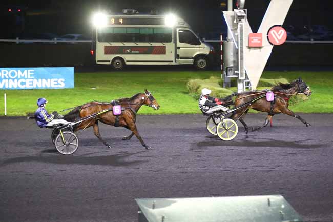 Photo d'arrivée de la course pmu PRIX DE BUSSIERES à PARIS-VINCENNES le Dimanche 10 décembre 2023