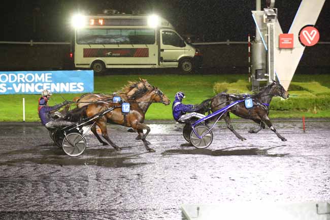 Photo d'arrivée de la course pmu PRIX DE CRECY-LA-CHAPELLE à PARIS-VINCENNES le Dimanche 10 décembre 2023