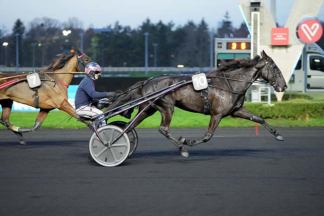 Photo d'arrivée de la course pmu PRIX DE DARVAULT à PARIS-VINCENNES le Lundi 11 décembre 2023