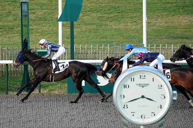 Photo d'arrivée de la course pmu PRIX DE L'ENGUERANDE à CHANTILLY le Mardi 12 décembre 2023