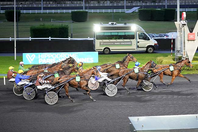 Photo d'arrivée de la course pmu PRIX POITOU-CHARENTES à PARIS-VINCENNES le Mercredi 13 décembre 2023