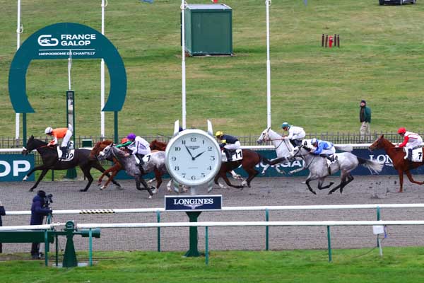 Photo d'arrivée de la course pmu PRIX DU JARDIN DES EAUX MINERALES à CHANTILLY le Jeudi 14 décembre 2023
