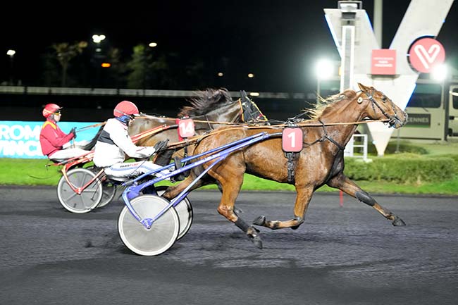 Photo d'arrivée de la course pmu PRIX DE COGOLIN à PARIS-VINCENNES le Jeudi 14 décembre 2023
