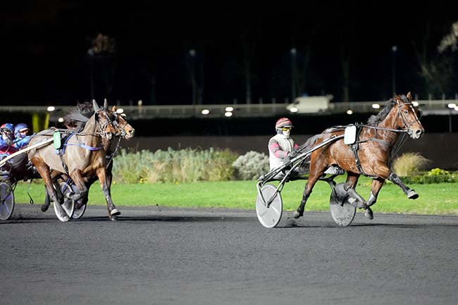 Photo d'arrivée de la course pmu PRIX DE LUSSAC à PARIS-VINCENNES le Jeudi 14 décembre 2023