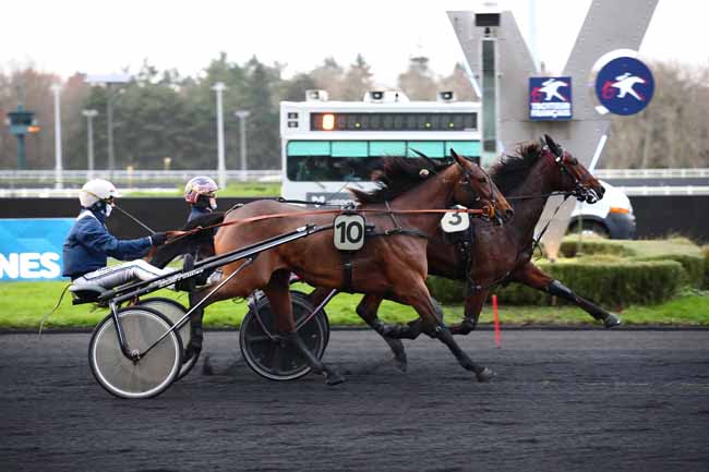Photo d'arrivée de la course pmu PRIX DES GIROFLEES à PARIS-VINCENNES le Vendredi 15 décembre 2023