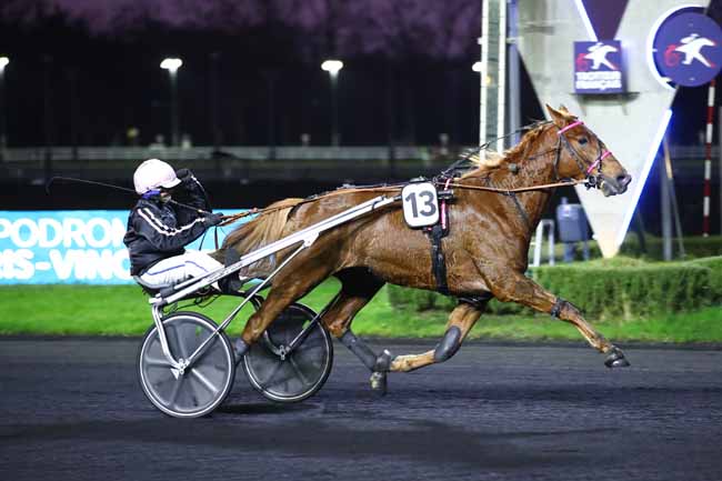 Photo d'arrivée de la course pmu PRIX DE DIVONNE-LES-BAINS à PARIS-VINCENNES le Vendredi 15 décembre 2023
